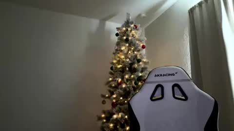 Snapshot of lovellly_ chatting on December 3, 2025, 3:54 pm Love online show from December 3, 2025, 3:54 pm