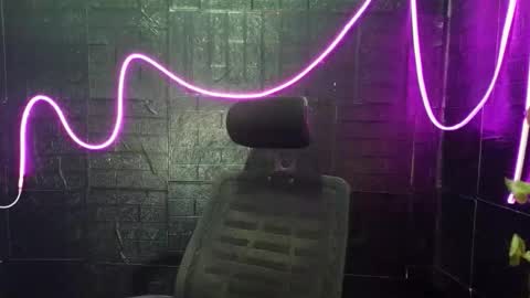 lovely_krizzy online show from April 25, 2026, 1:41 pm