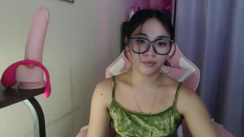 lovely_leah23 online show from November 4, 2025, 9:58 pm