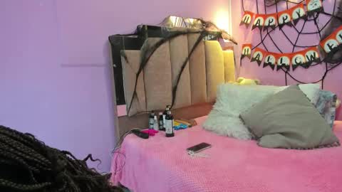 L O V E  online show from October 19, 2025, 12:06 pm