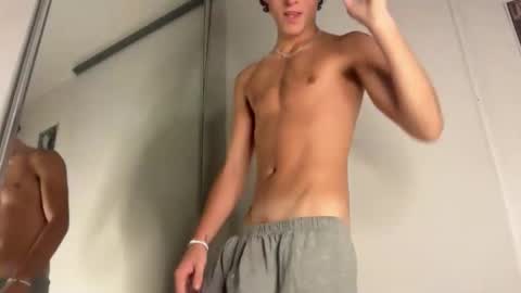 Snapshot of loves_leo chatting on March 29, 2026, 4:56 am Leo Loves online show from March 29, 2026, 4:56 am