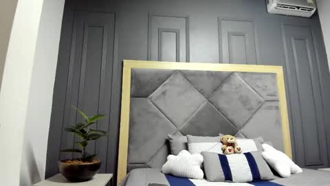 luca_morettii online show from November 18, 2025, 12:20 pm