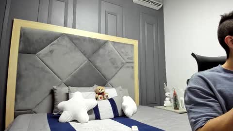 luca_morettii online show from November 19, 2025, 12:16 pm