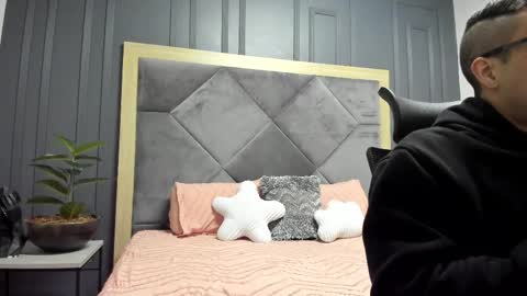 luca_morettii online show from November 30, 2025, 12:42 pm