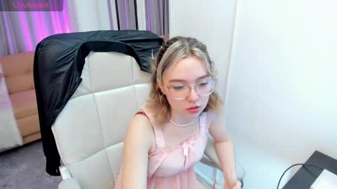 lucia_copper online show from October 8, 2025, 12:14 pm