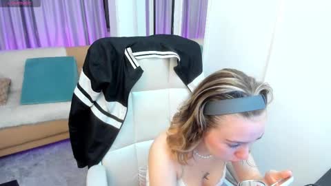 lucia_copper online show from November 8, 2025, 12:16 pm