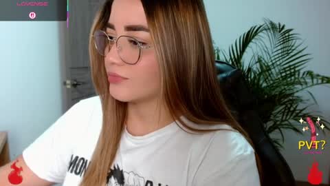 lucia star  online show from April 16, 2026, 9:39 pm