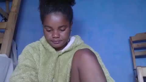 Snapshot of luciana012 chatting on October 6, 2025, 6:00 am luciana012 online show from October 6, 2025, 6:00 am