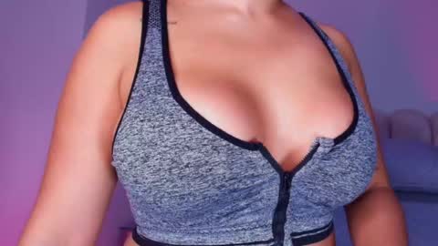 instagram luciana417  online show from December 2, 2025, 3:12 am