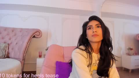Snapshot of luciana_roa chatting on October 1, 2025, 8:15 pm Luciana online show from October 1, 2025, 8:15 pm