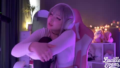 Snapshot of lucille_evans chatting on April 27, 2026, 4:10 am Lucy UwU online show from April 27, 2026, 4:10 am