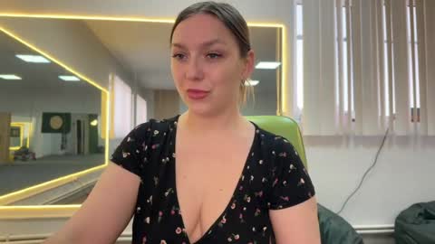 lucky_foryou_baby online show from April 18, 2026, 9:35 am