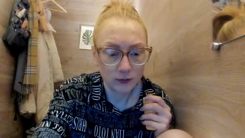 lucky_licky20 online show from December 15, 2024, 4:07 am