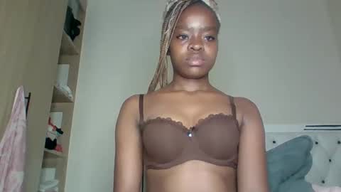 lilian online show from November 30, 2025, 8:13 pm