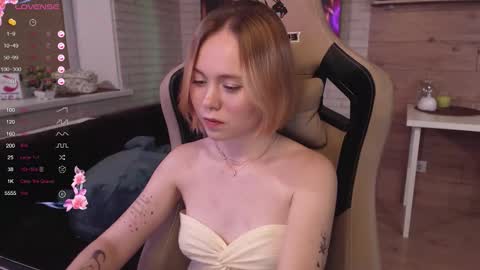 Snapshot of lucy_mirror chatting on September 17, 2025, 8:21 pm Lucy online show from September 17, 2025, 8:21 pm