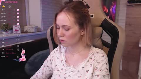 Snapshot of lucy_mirror chatting on October 9, 2025, 9:02 pm Lucy online show from October 9, 2025, 9:02 pm