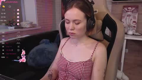 Snapshot of lucy_mirror chatting on October 15, 2025, 9:26 pm Lucy online show from October 15, 2025, 9:26 pm