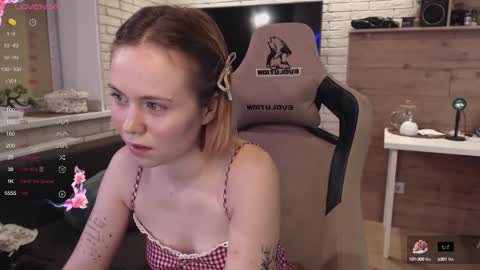 Snapshot of lucy_mirror chatting on October 16, 2025, 8:32 pm Lucy online show from October 16, 2025, 8:32 pm