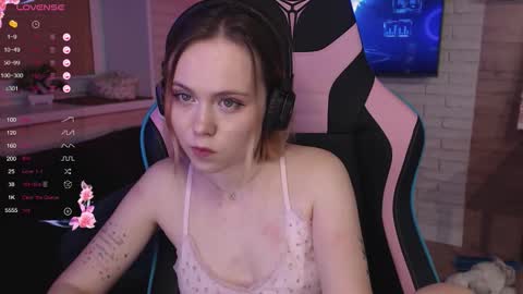 Snapshot of lucy_mirror chatting on November 5, 2025, 9:04 pm Lucy online show from November 5, 2025, 9:04 pm