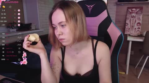 Snapshot of lucy_mirror chatting on November 10, 2025, 8:30 pm Lucy online show from November 10, 2025, 8:30 pm