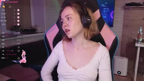 Snapshot of lucy_mirror chatting on December 2, 2025, 9:10 pm Lucy online show from December 2, 2025, 9:10 pm