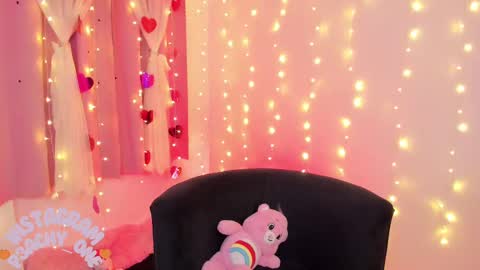 LUCYY FROM HOME  online show from February 25, 2025, 4:57 am