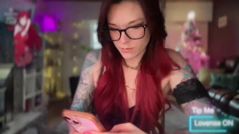 Luubeam             INSTA luubeammm TWITTER lunaisreallycu1 online show from February 3, 2026, 10:15 pm