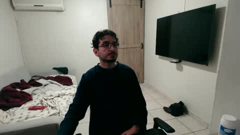 luis_flr online show from January 14, 2025, 6:07 pm