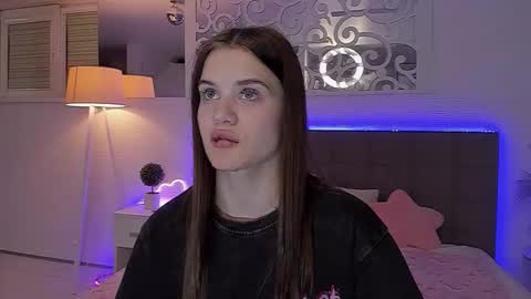 LuisaClover online show from April 19, 2026, 6:10 pm