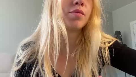 Snapshot of lumineess chatting on June 27, 2026, 2:01 pm Catherine online show from June 27, 2026, 2:01 pm