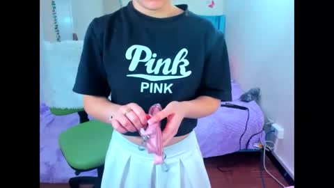 luna_analya online show from October 6, 2025, 3:42 pm