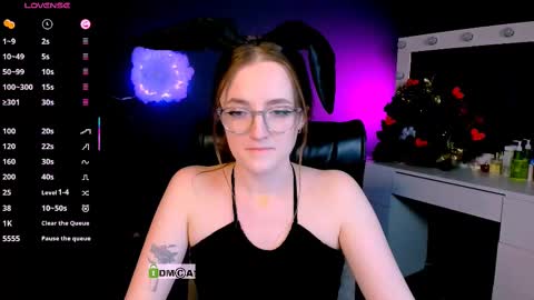 luna_berryy online show from February 21, 2025, 11:43 pm