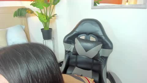 Snapshot of luna_blazze_ chatting on May 16, 2026, 12:15 pm L U N A online show from May 16, 2026, 12:15 pm