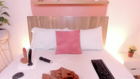 Snapshot of luna_blazze_ chatting on May 30, 2026, 12:35 pm L U N A online show from May 30, 2026, 12:35 pm