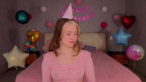 Snapshot of luna_moran chatting on June 5, 2026, 5:25 am Lina online show from June 5, 2026, 5:25 am
