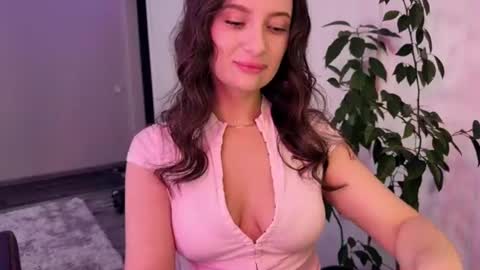 Snapshot of luna_raee chatting on July 19, 2026, 5:22 am luna_raee online show from July 19, 2026, 5:22 am