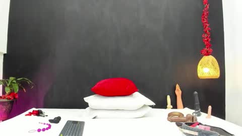 Luna online show from September 13, 2025, 7:35 pm