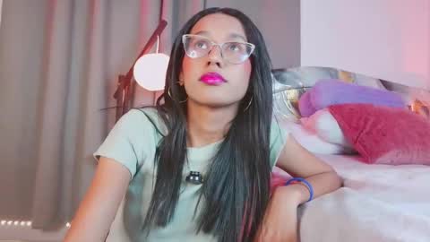 luna_valen online show from November 21, 2025, 8:18 pm