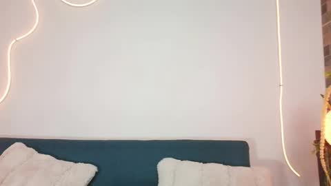 luna_valen online show from April 16, 2026, 3:40 am