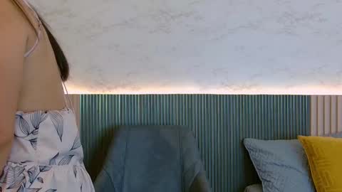 luna_valle online show from October 19, 2025, 8:09 pm