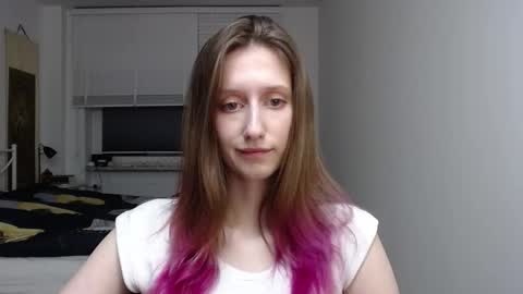 L U N A  online show from November 17, 2025, 6:35 pm