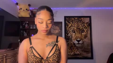 lunaa_11 online show from February 20, 2025, 8:17 am