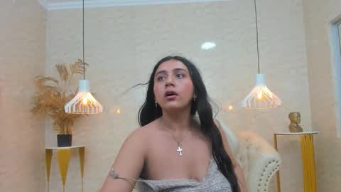 Snapshot of lunaa_abril chatting on March 5, 2026, 4:19 am Luna Abril online show from March 5, 2026, 4:19 am