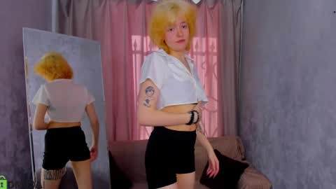 Luna online show from April 30, 2026, 1:12 am