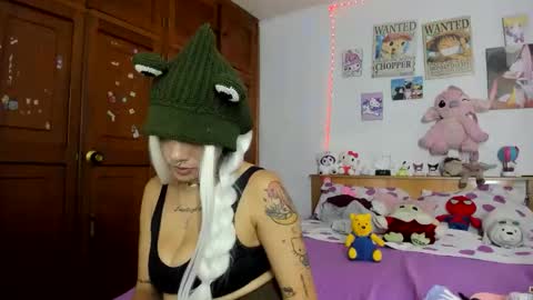 Snapshot of lunacristal_moon chatting on October 12, 2025, 5:17 am lunacristal_moon online show from October 12, 2025, 5:17 am