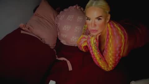Snapshot of lunadaddysgirl chatting on April 14, 2026, 1:33 am Luna Daddys Girl online show from April 14, 2026, 1:33 am