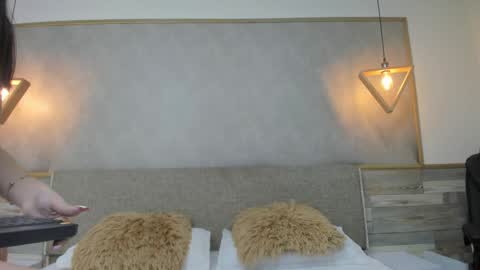 LUNA  online show from September 24, 2025, 1:36 pm