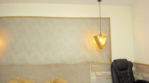 LUNA  online show from November 22, 2025, 1:32 pm