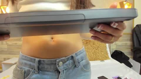 LUNA  online show from November 25, 2025, 2:06 pm