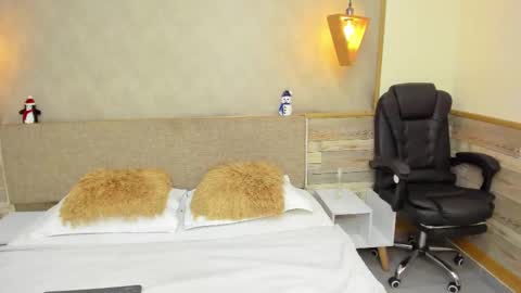 LUNA  online show from December 5, 2025, 1:52 pm